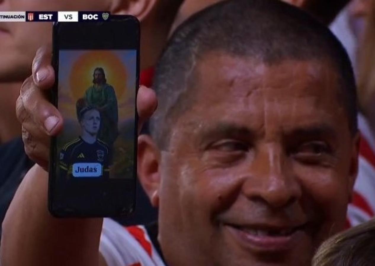 Imagen Los hinchas en el estadio, enojados por el pase de Ascacibar a Boca.