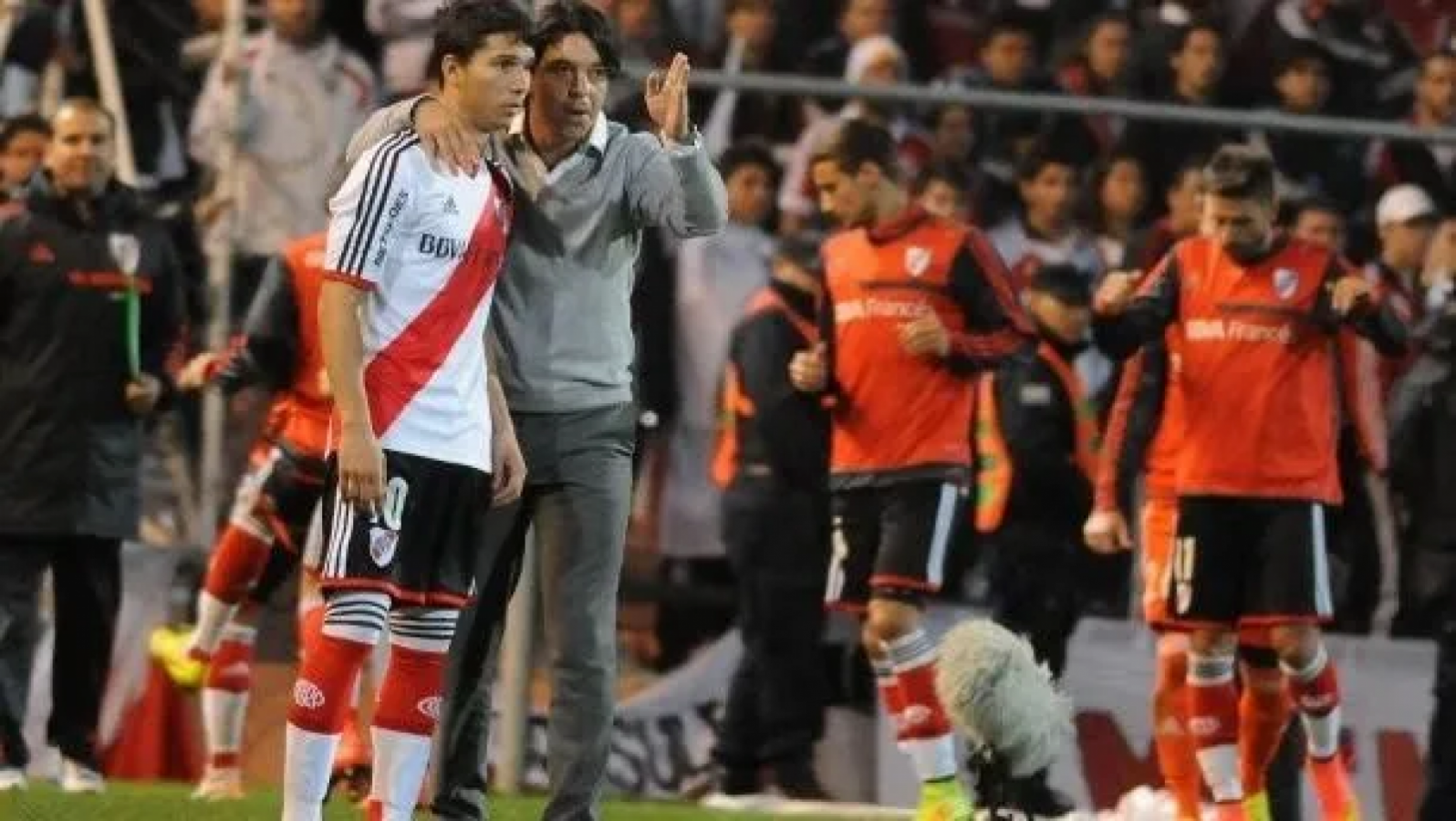Imagen Tomás Martínez recibe indicaciones de Gallardo. Fue el segundo 10 bajo su mando, tras la partida de Lanzini.