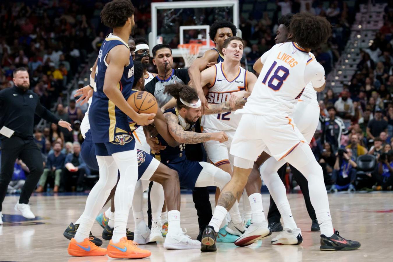 Imagen Alvarado y Williams convirtieron el partido entre Suns y Pelicans en un ring de boxeo.