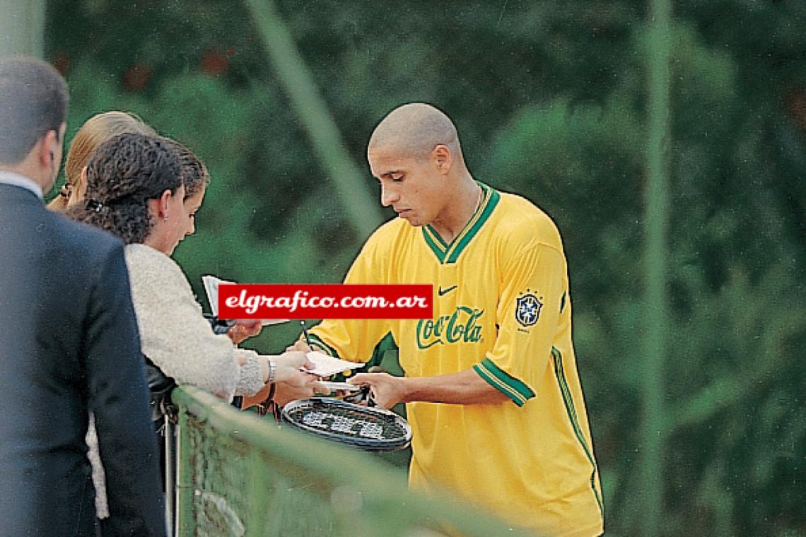 Imagen “El jugador tiene la suerte de hacer regalos baratos. Un gorro, una firma. Y el público es parte del fútbol”.