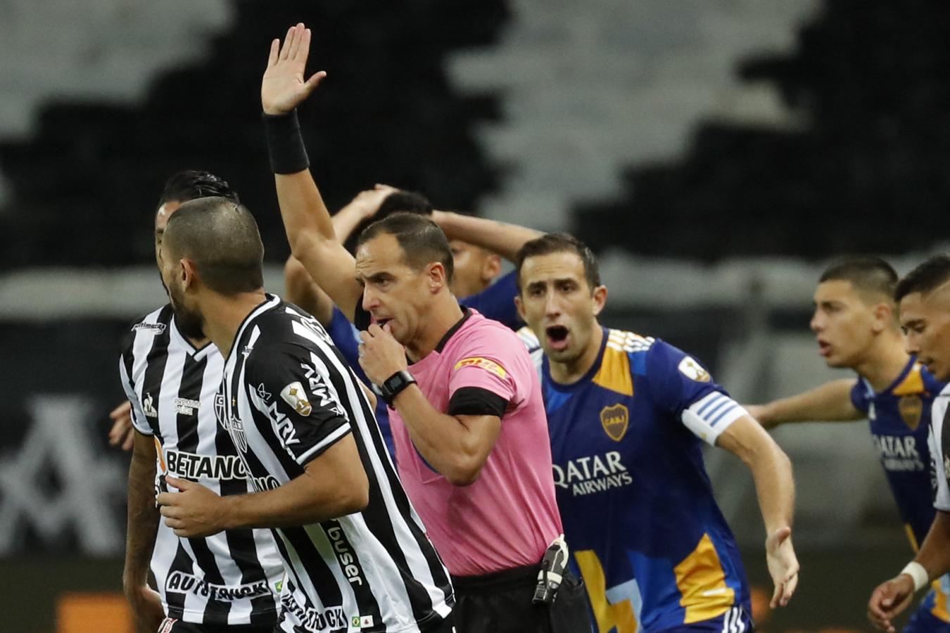 Imagen El último cruce entre Boca y Atlético Mineiro terminó en escándalo.