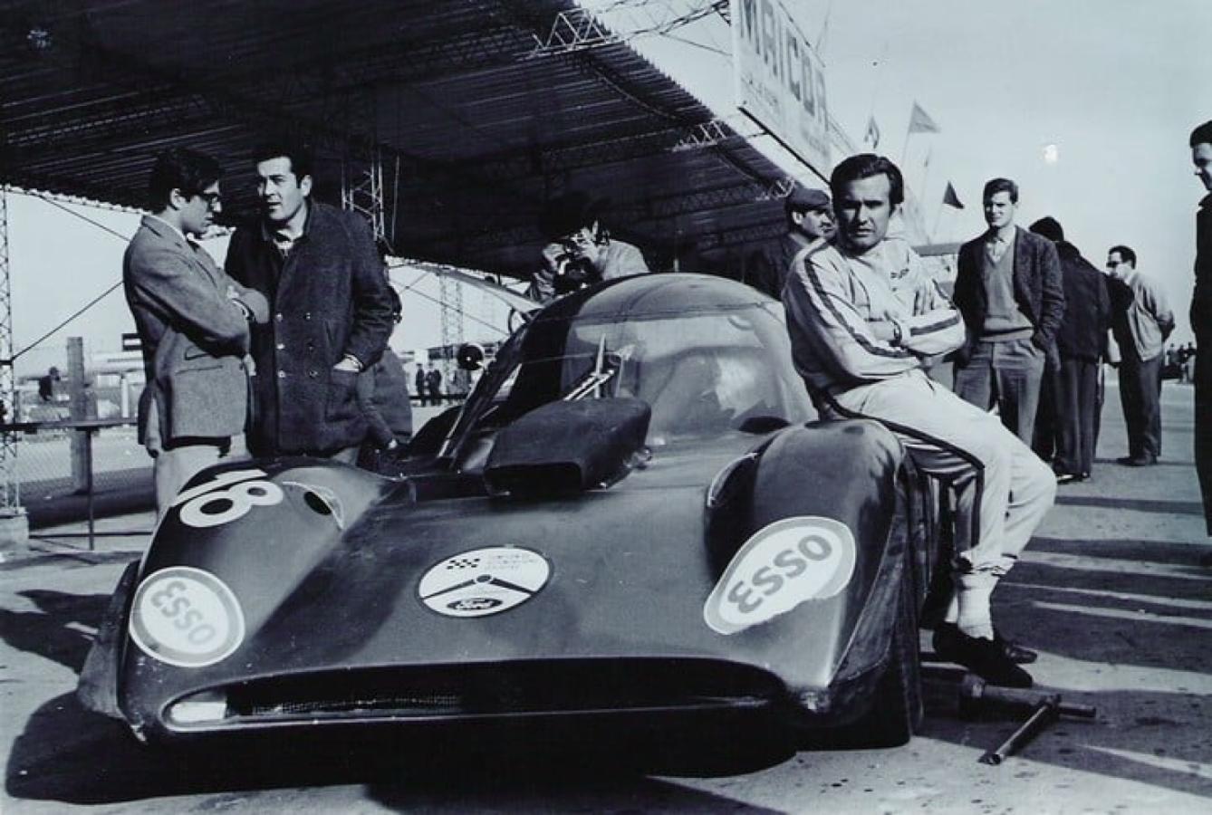 Imagen Carlos Reutemann posando con el Huayra.