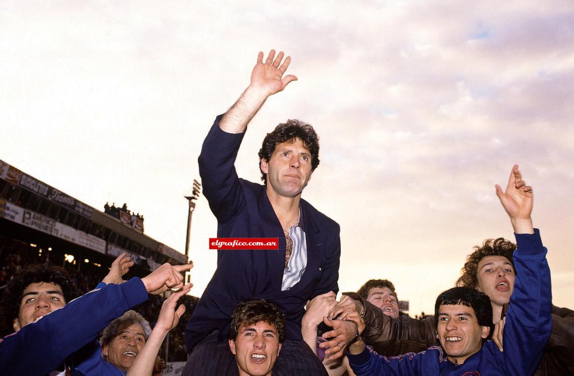 En su temporada inicial como entrenador (89/90) logró su primer ascenso, con Lanús.