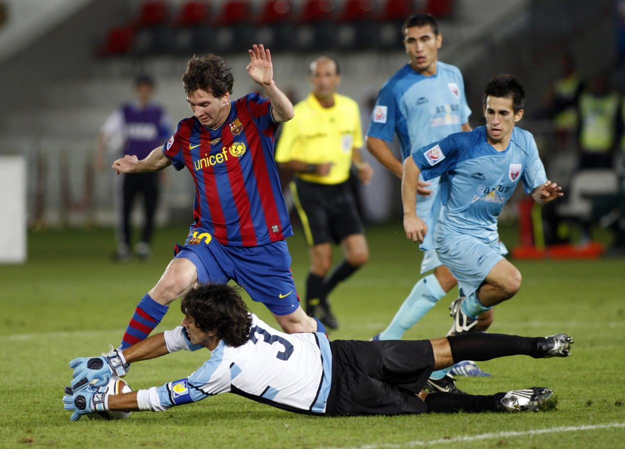 Imagen Vilar vs Messi en el Mundial de Clubes 2009, uno de los momentos más altos de su carrera (AHMAD AL-RUBAYE / AFP)