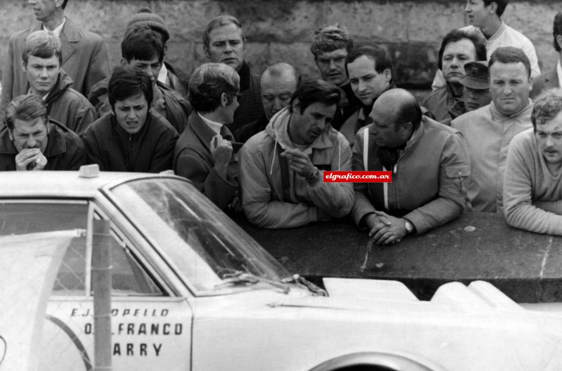 Imagen Juan Manuel Fangio junto al "Mago" Oreste Berta. Ellos fueron los "padres" de la hazaña.