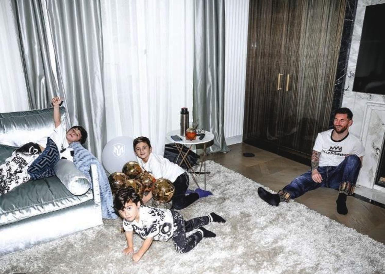 Imagen Messi con sus tres hijos y los Balones de Oro. Para el álbum familiar.