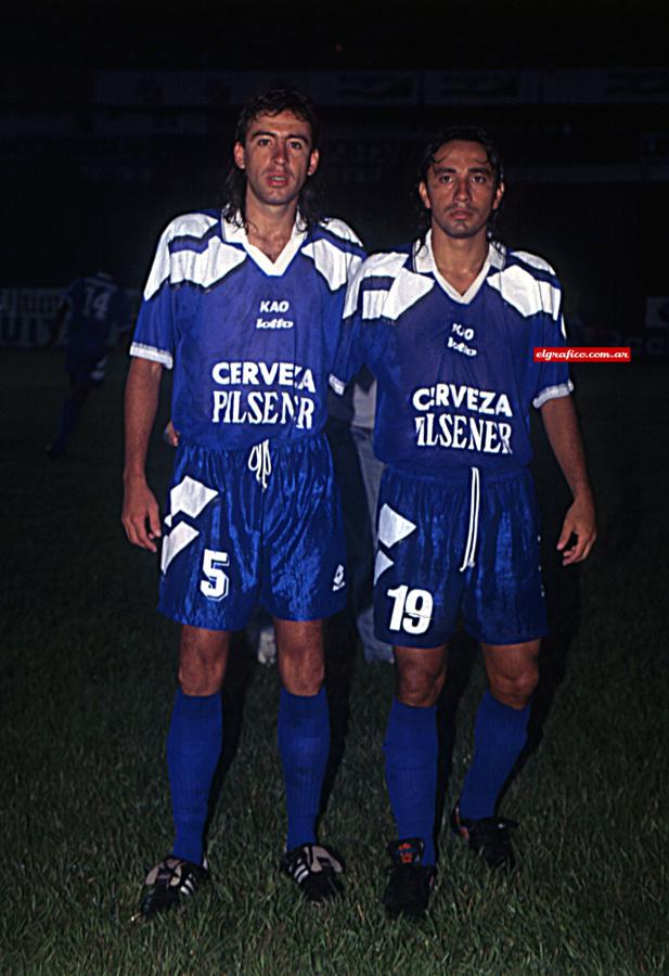 Imagen Los hermanos sean unidos. Alfonso Andrés y Luis Alberto posan antes del partido en que Espoli cayó ante Olimpia por 2-0.