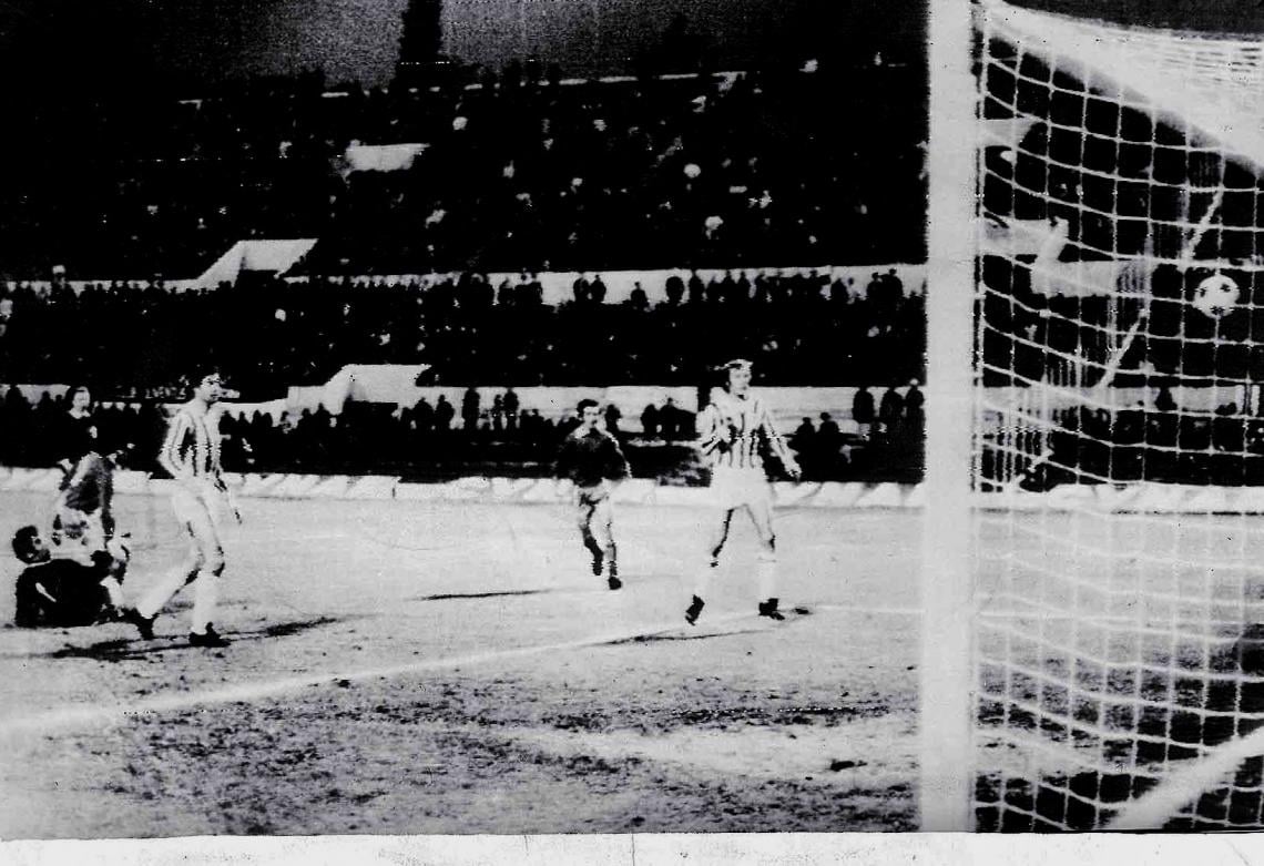1973. El gol de Bochini silencia el estadio en Roma. Fue 1 a 0 del Rojo frente a Juventus.