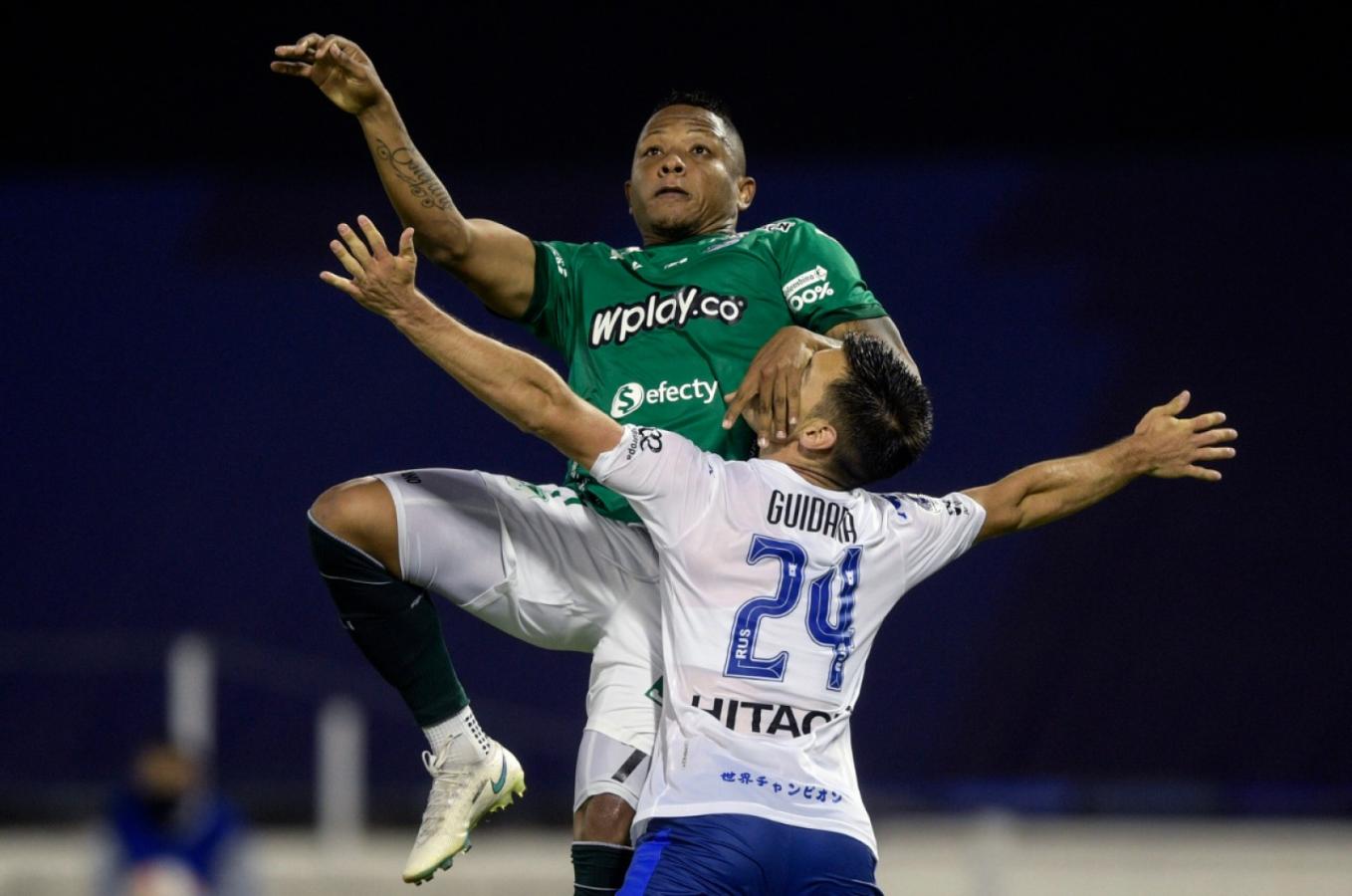 Imagen La jugada polémica. La mano de Vásquez sobre el rostro de Guidara. El VAR anuló el tanto de Deportivo Cali. Foto: Juan Mabromata (POOL / AFP)