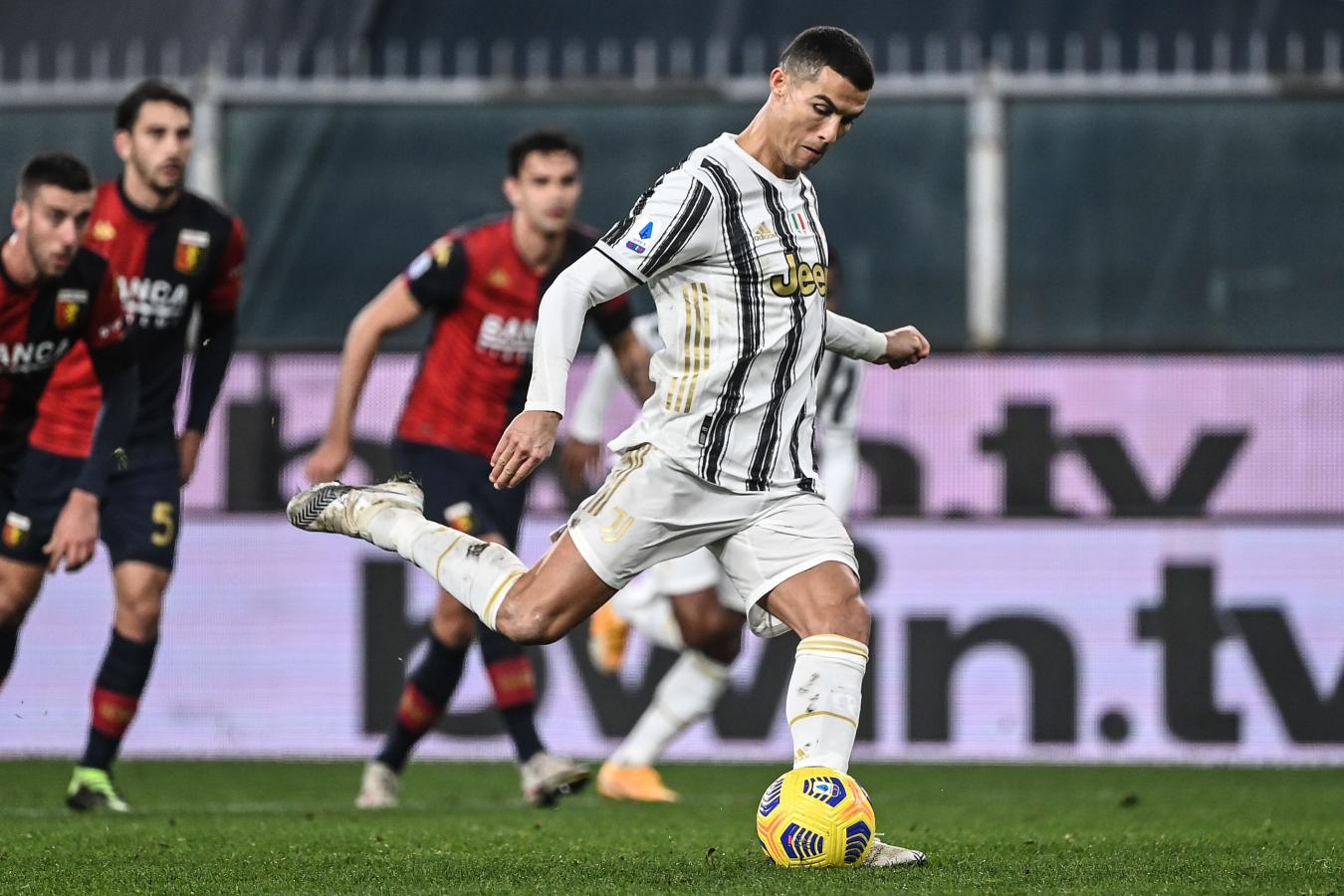 Imagen Cristiano anota uno de sus dos goles de penal. Llegó a los 79 tantos en Juventus en 100 partidos. Números asombrosos.
