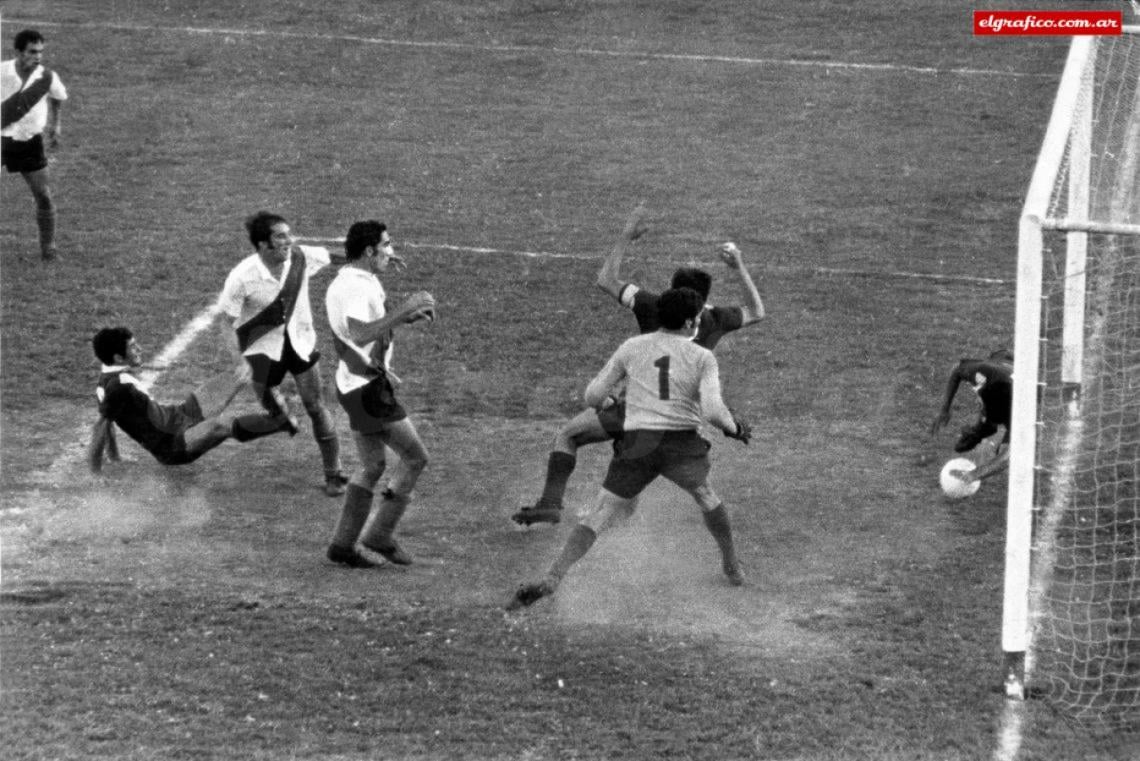 Imagen 1968. Una polémica legendaria. 82 minutos, Gallo de Vélez detiene con la mano el cabezazo de Recio de River, que con un gol más era campeón después de 10 años. Nimo no lo cobró. La foto no deja dudas.