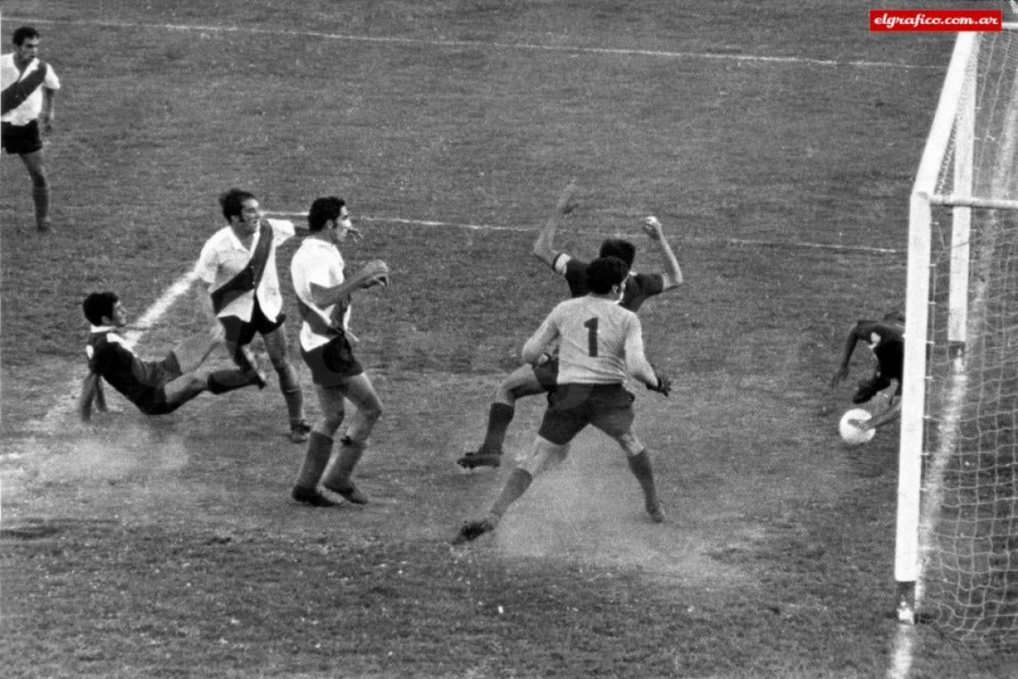 Imagen 1968. Una polémica legendaria. 82 minutos, Gallo de Vélez detiene con la mano el cabezazo de Recio de River, que con un gol más era campeón después de 10 años. Nimo no lo cobró. La foto no deja dudas.