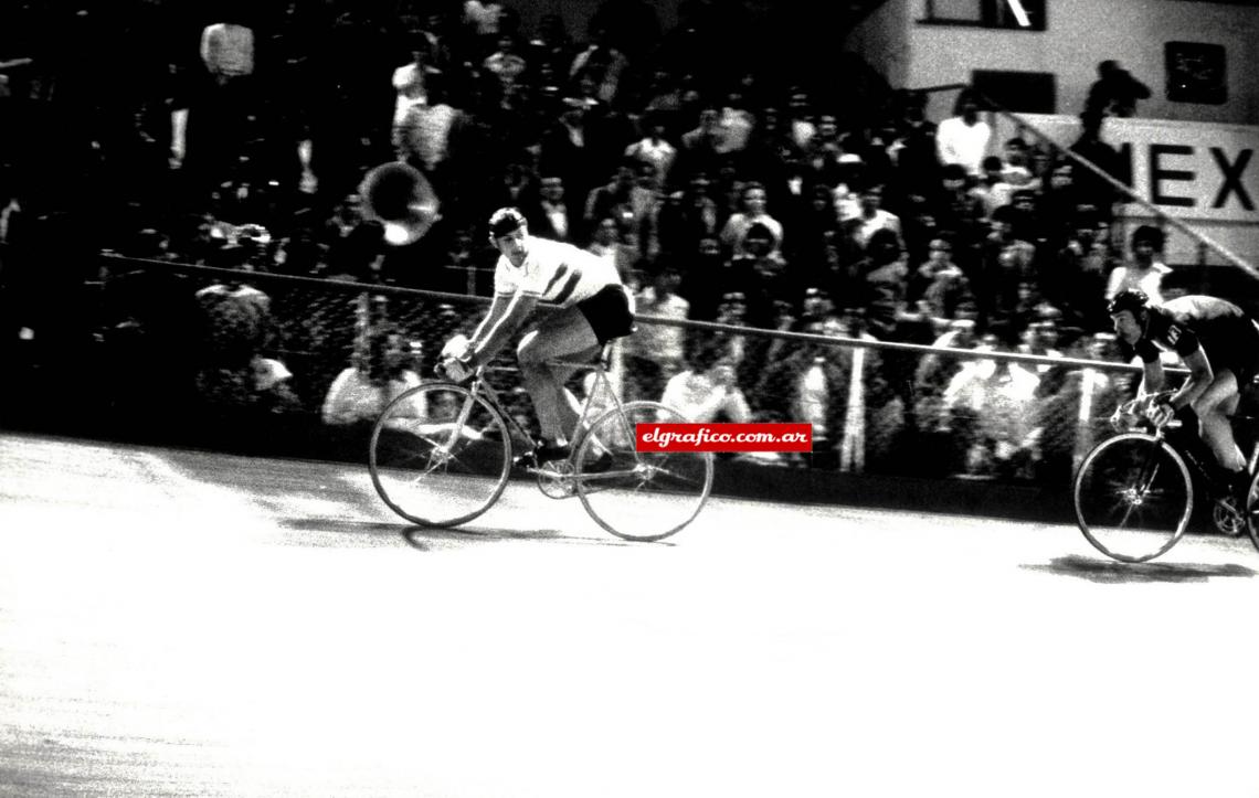 La foto corresponde al Panamericano de 1975. Octavio Dazzan mira a su inmediato perseguidor.