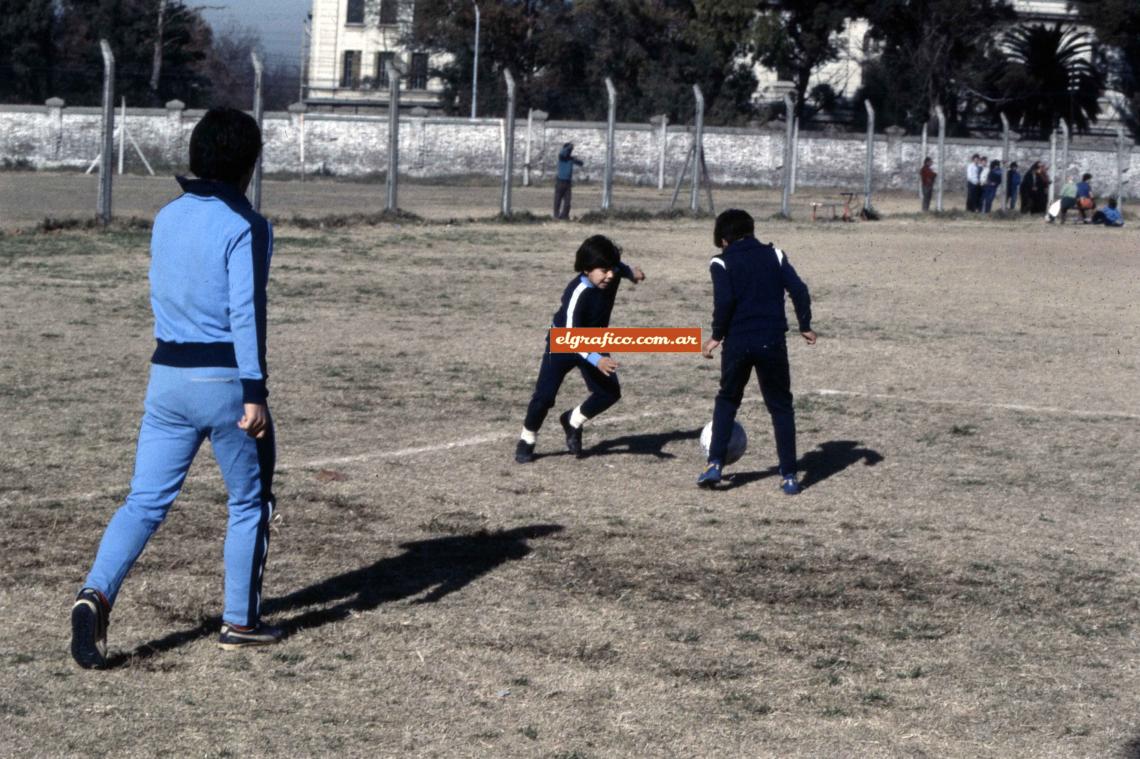 Campo Las Malvinas, de Argentinos Juniors. Hugo le tira un caño a Lalo cuando sale a marcarlo. El hermano ayor, Diego, sigue de cerca. 