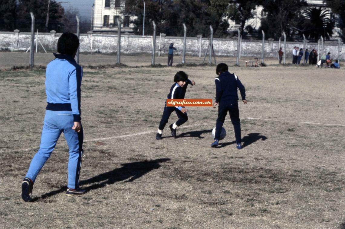 Imagen Campo Las Malvinas, de Argentinos Juniors. Hugo le tira un caño a Lalo cuando sale a marcarlo. El hermano ayor, Diego, sigue de cerca.