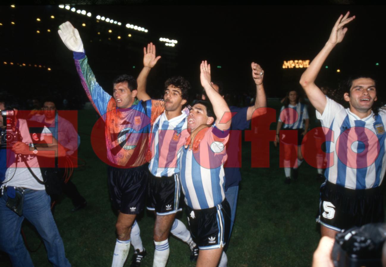Imagen La alegría de Maradona, Vázquez y Goycochea, tras el triunfo ante Dinamarca