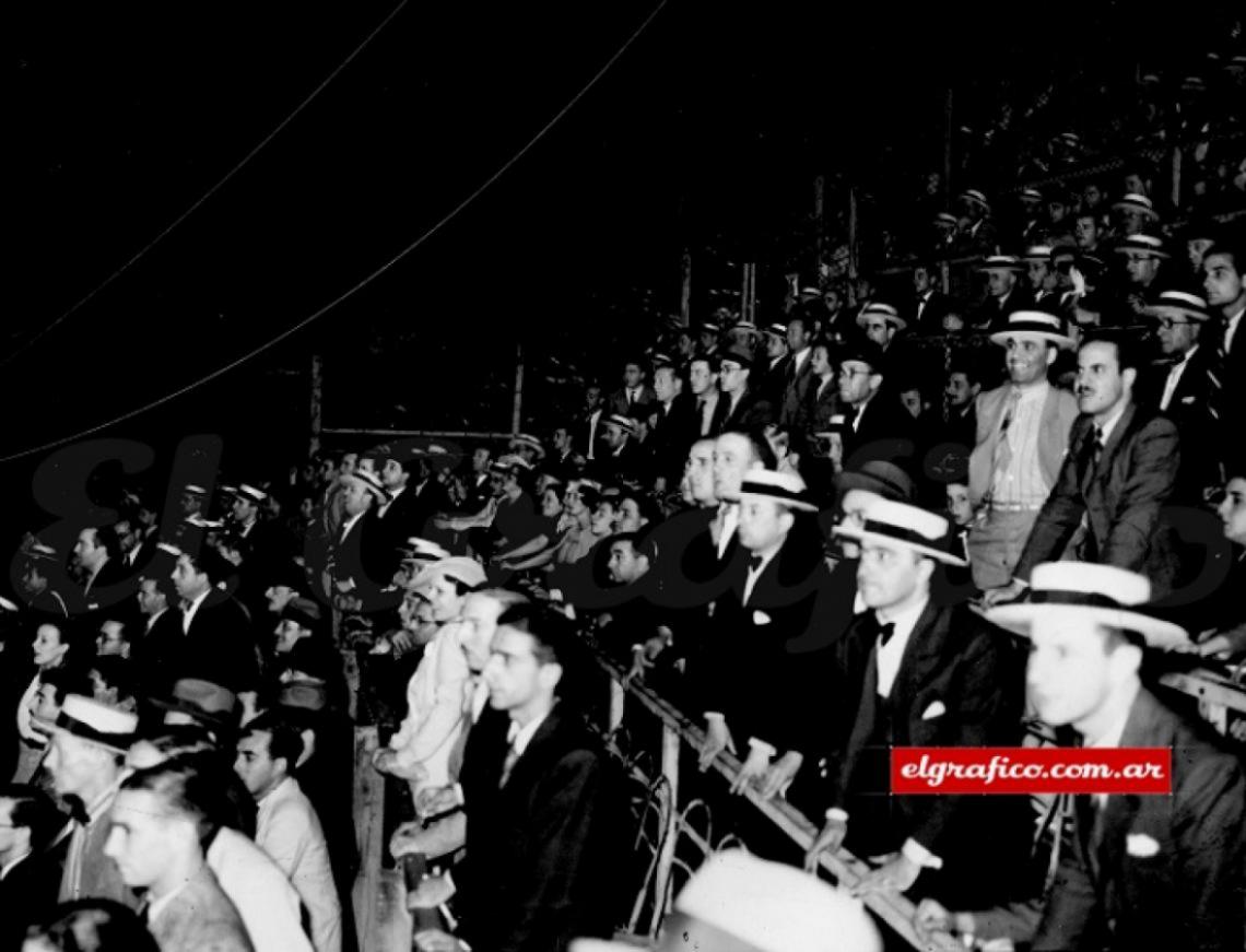 Imagen 1936. Público (¡atenti los moñitos!) en el partido nocturno entre San Lorenzo y Racing en cancha de Boca.