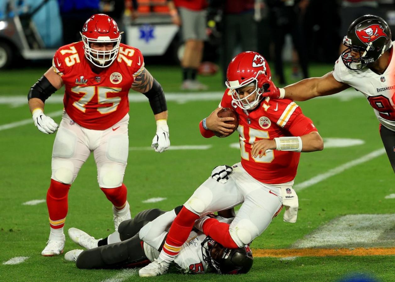 Imagen Mahomes es detenido por la defensiva de Tampa, una imagen que se repitió a lo largo de toda la noche.