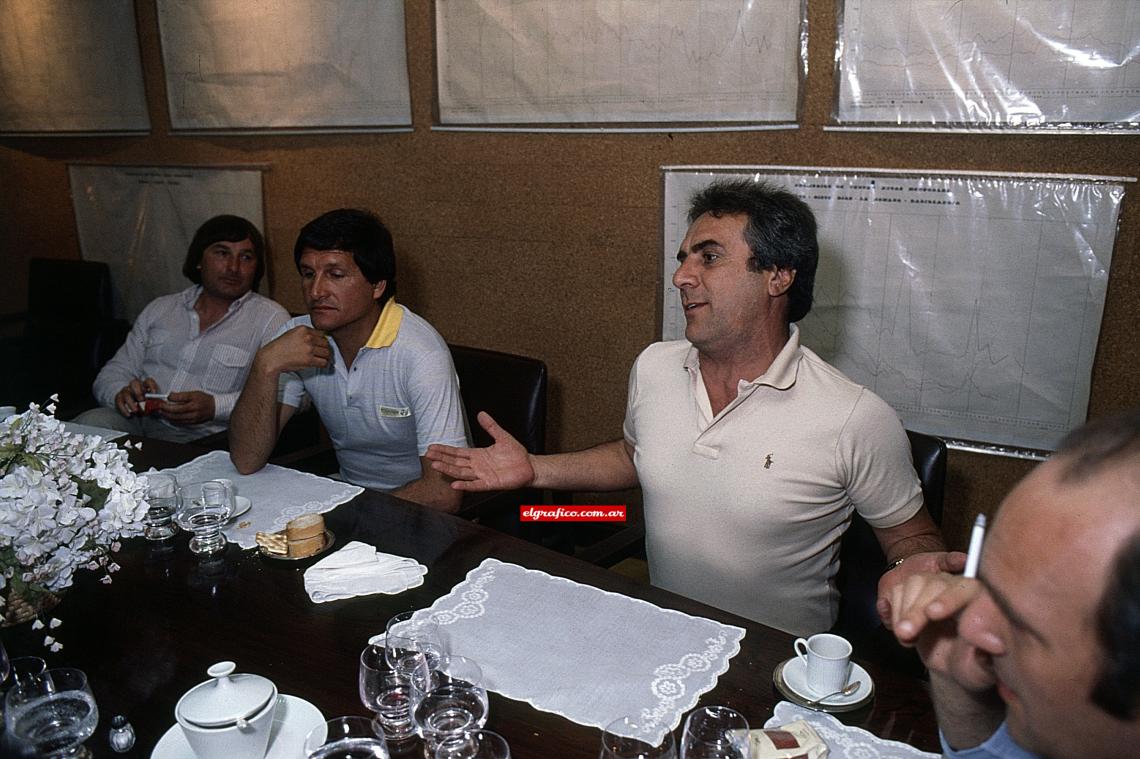 Imagen José Omar Pastoriza en el almuerzo con EL GRÁFICO, junto a sus colaboradores Ramón Toribio Adorno y Horacio Cirrincione.