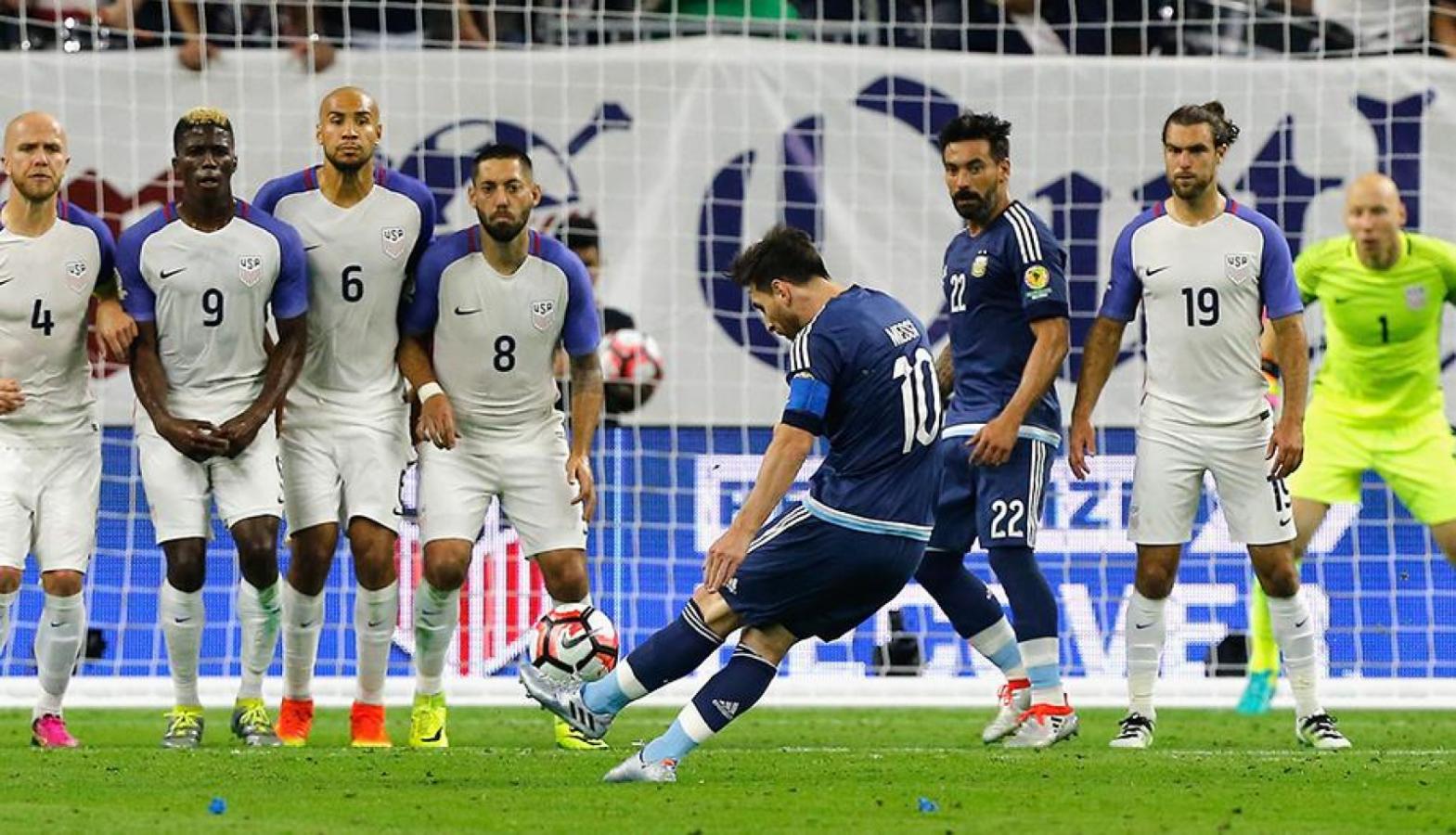 Imagen Messi le marcó de tiro libre a Estados Unidos en las semifinales de 2016 y se convirtió en el goleador histórico de la Selecciój