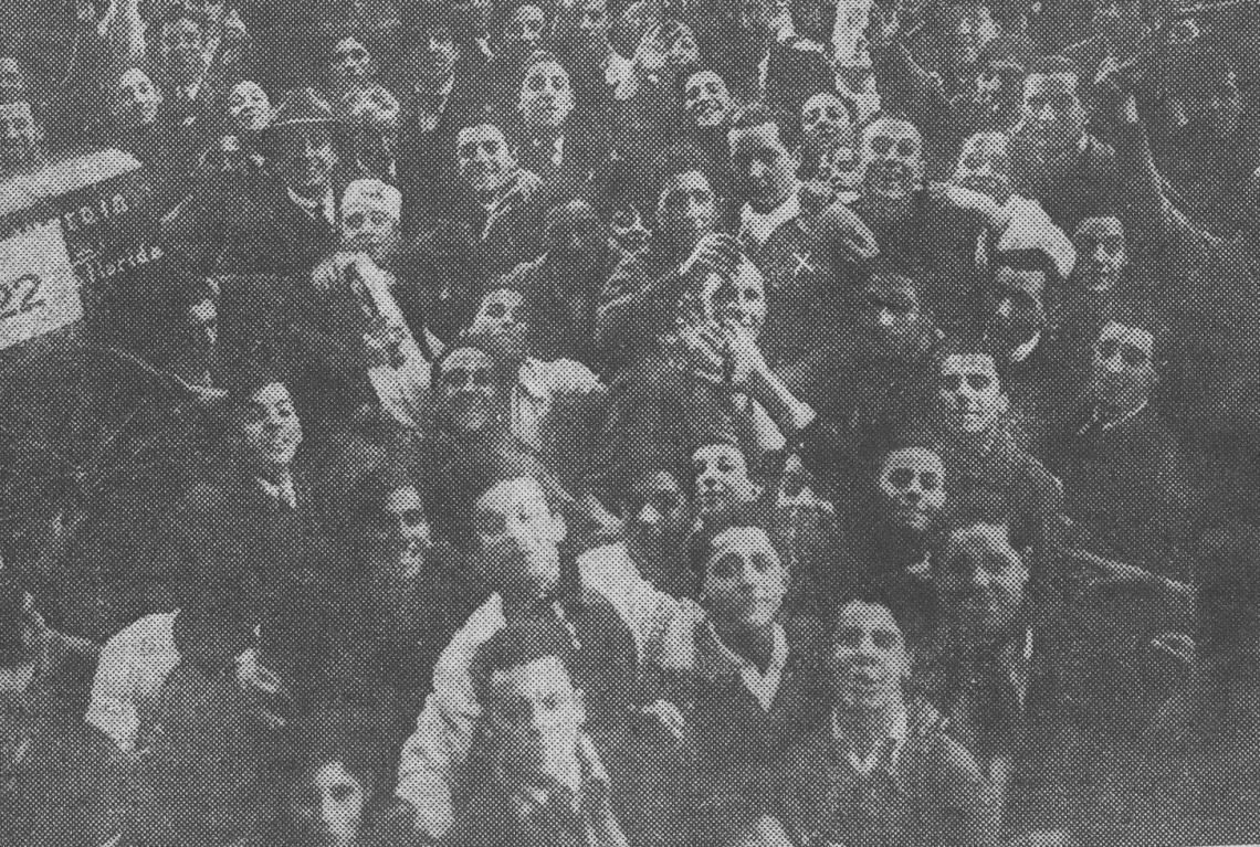 Imagen EL VENCEDOR, Alberto Enríquez, es rodeado de muchos admiradores después de la brillante performance cumplida. Aparece indicado con una X.