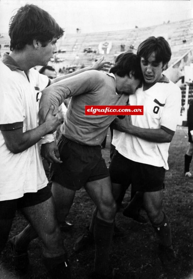 Imagen En mayo de 1970, en el partido jugado con Racing, en el último minuto un rechazo de Fillol con los puños se la dejó a Salomone que con un disparo liquidó el partido. El llanto del arquero de Quilmes no encontró consuelo ni en el abrazo de los jugadores de Racing.