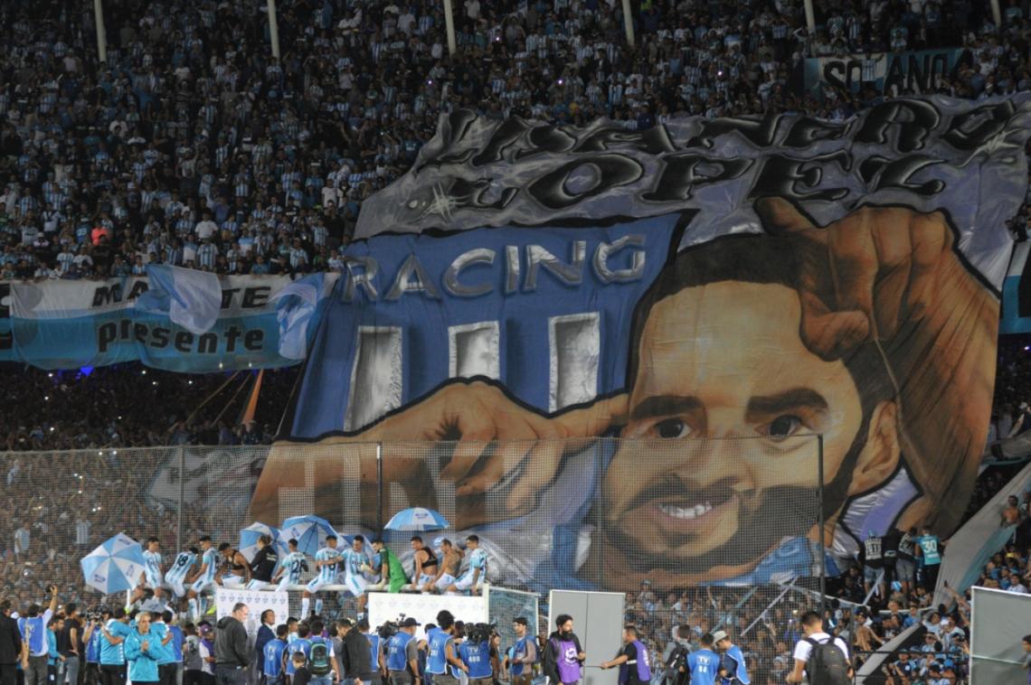 Imagen El tradicional festejo de los jugadores subidos al travesaño, con la bandera enorme de Lisandro López desplegada en la popular local.
