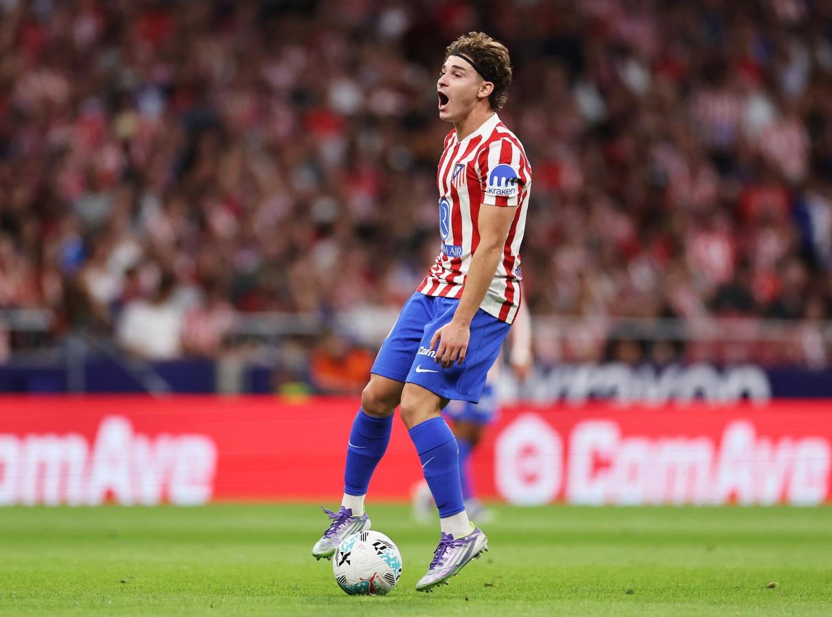 Imagen Julián Álvarez arrastra una pequeña molestia muscular y no viajará a Liverpool.