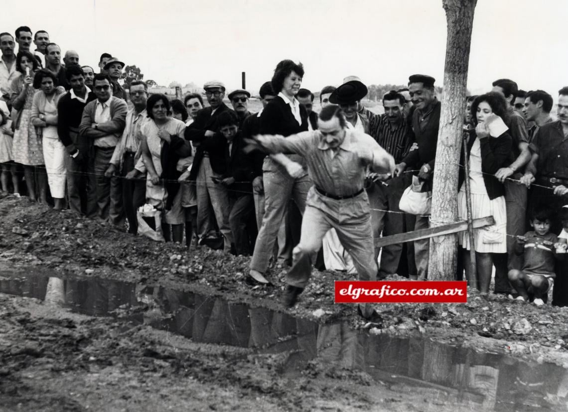 Imagen EL SALTO DE LA MUERTE. "Yo todavía andaba con las ya viejas Speedgraph, que solamente cargaban doce fotos. Y no era automática: había que medir los metros y disparar. Cuando Juan Gálvez saltó para saludar a sus hinchas, creí que me había perdido la foto, pero pensé que esperándolo lo iba a hacer mejor: con la cara hacia la cámara. Fue la última foto de Juan —gran amigo mío— y una de las que más me dolió: era marzo de 1963, en Olavarria…¨