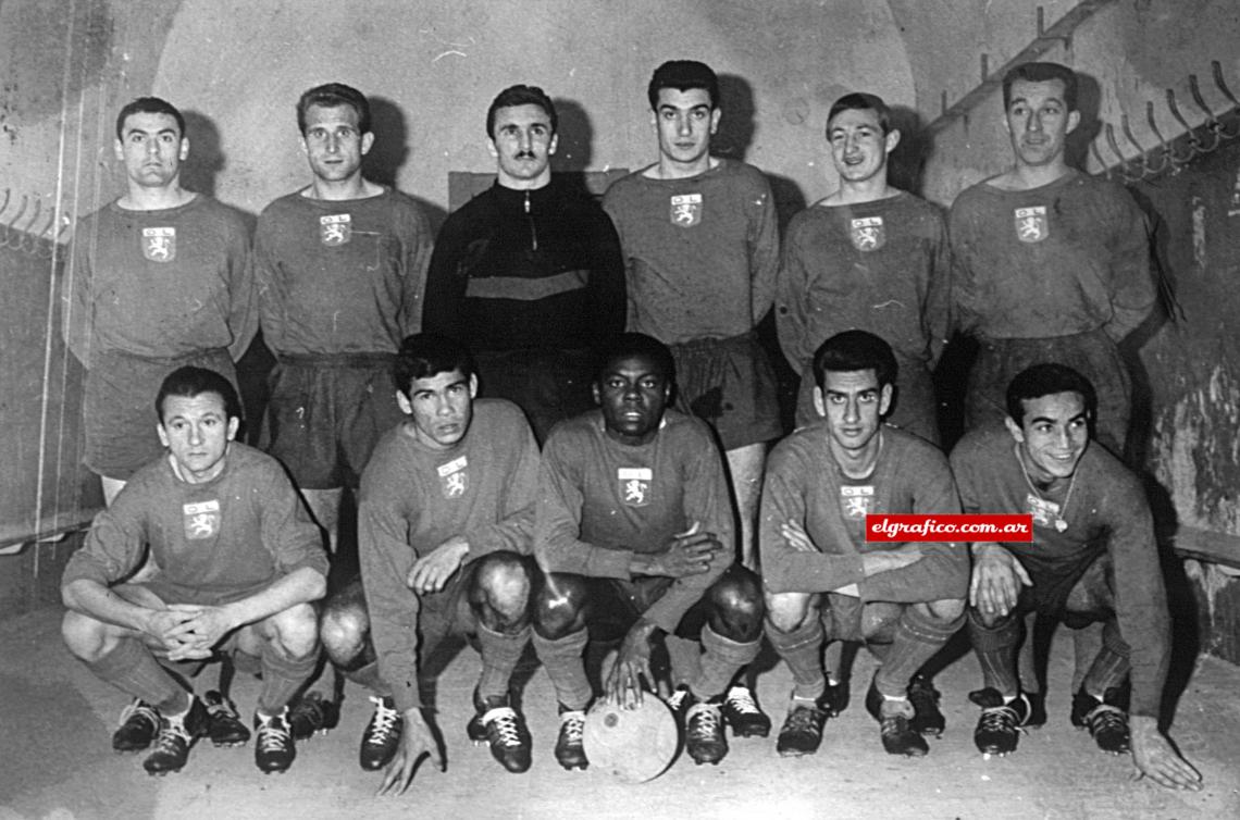 Ángel Rambert, el papá, en el Lyon: abajo, el último de la izquierda. En los '60, marcó una época.