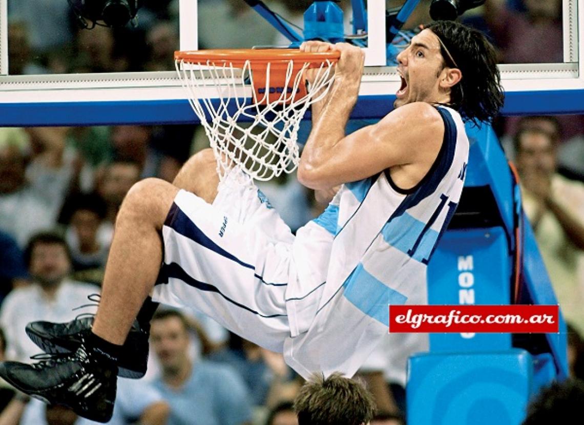 Imagen El grito salvaje, tras el último doble en los Juegos Olímpicos de Atenas 2004, para asegurar la medalla dorada. Scola fue la figura de aquella final contra Italia.