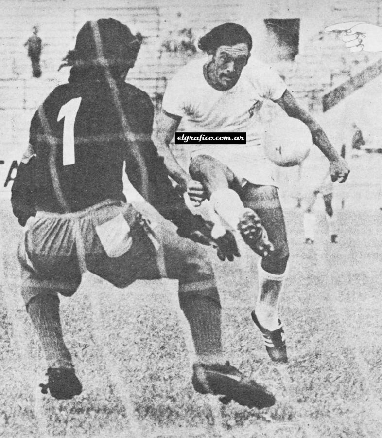 Imagen En aquel partido Independiente-Boca, cuando consiguió en un pique Impresionante ganarle la pelota a Roma y servírsela hacia atrás a Mario Rodríguez para el gol, terminó zambullido en el foso. Durante mucho tiempo a Avallay se le hizo burla por esa acción. Ya nadie se burla de él...