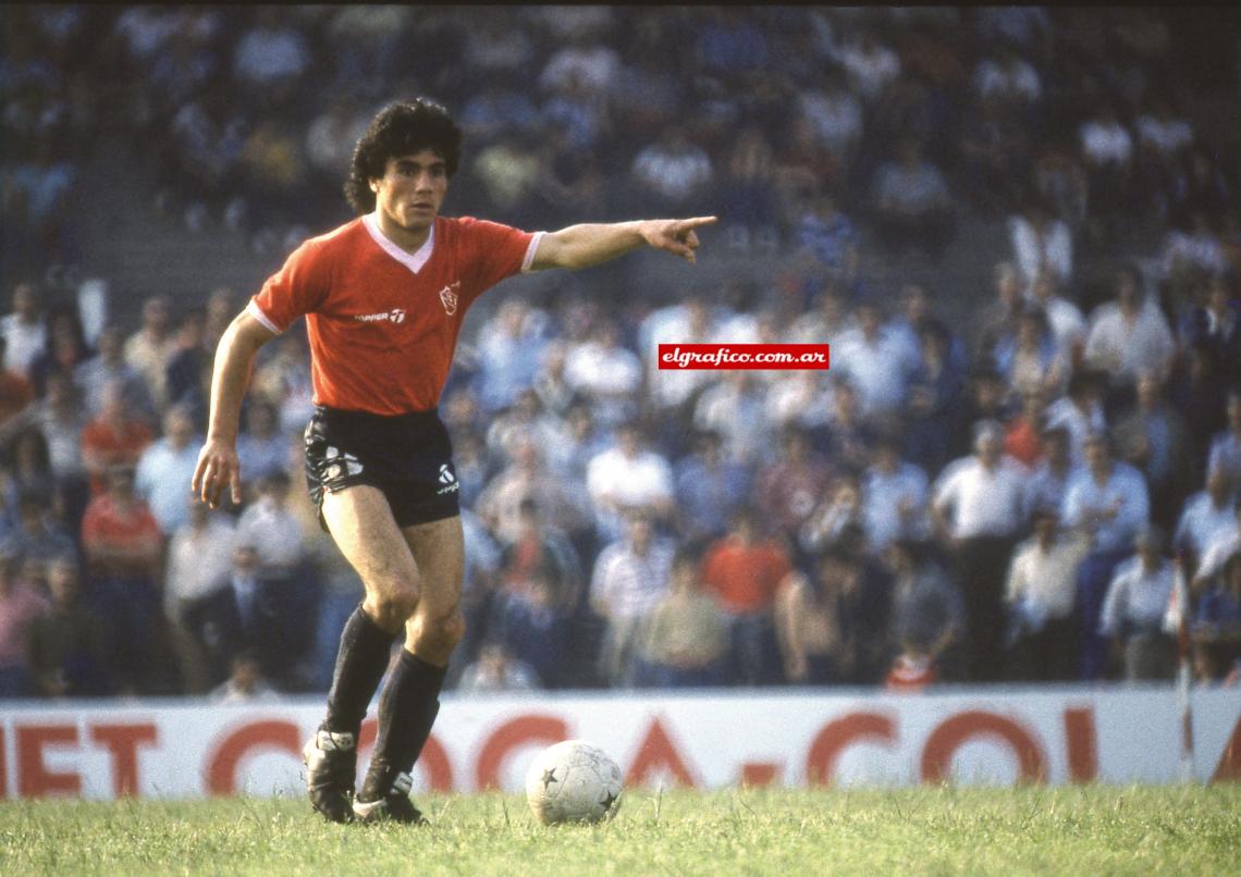 Dando indicaciones, muy jovencito, con la camiseta de Independiente, una muestra de su personalidad.