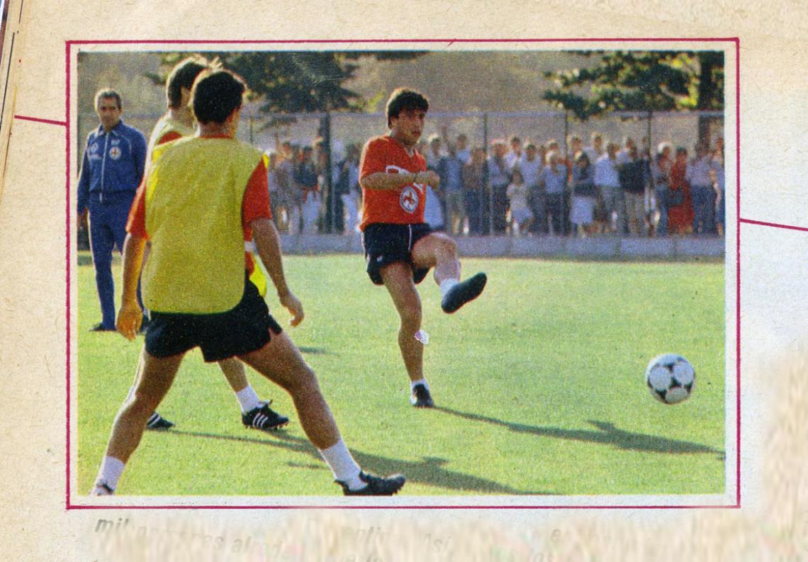 Imagen Un entrenamiento del Florentina. Así, todos los días. Más de da mil personas alrededor de la cancha. Una pasión desbordante.