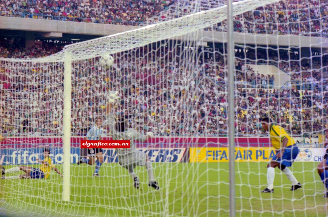 Imagen El arquero brasileño Marcelo se estira inutilmente. Todos los demás en la foto ya saben que es gol.