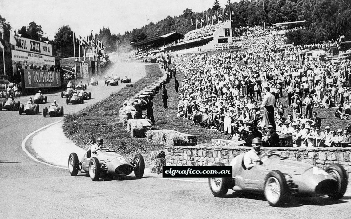 Imagen Fangio punteando, un clásico de la Fórmula 1 de los gloriosos ’50. Con la Maserati número 4, ante una multitud, en el Gran Premio de Bélgica de 1955, corrido en Spa.