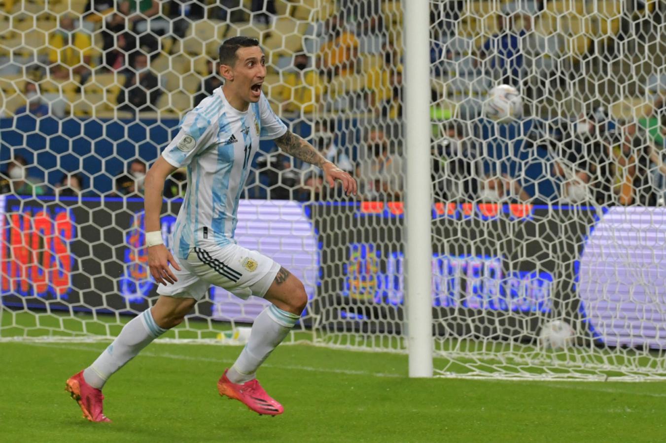 Imagen Di María y la cara llena de gol después de una definición 5 estrellas tras un pase largo de Rodrigo De Paul. Foto: Nelson Almeida / AFP