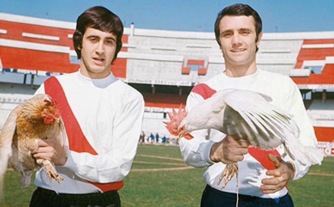 PRODUCCION ESPECIAL del Beto Alonso y el Mariscal Perfumo para El Gráfico luego de gritar campeón. El primero era el desequilibrio en ataque; el segundo, la experiencia e inteligencia en defensa.