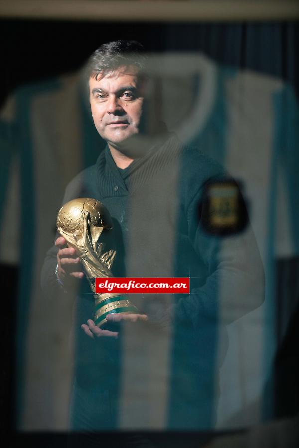 No hay photoshop. El Tata, con la Copa, reflejado en el cuadro que contiene su camiseta de la final. Foto:Gonzalo Mainoldi.i