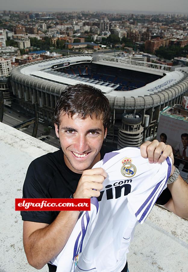 Imagen La sonrisa habla por sí misma: la camiseta del Madrid y, detrás, el majestuoso Santiago Bernabéu.