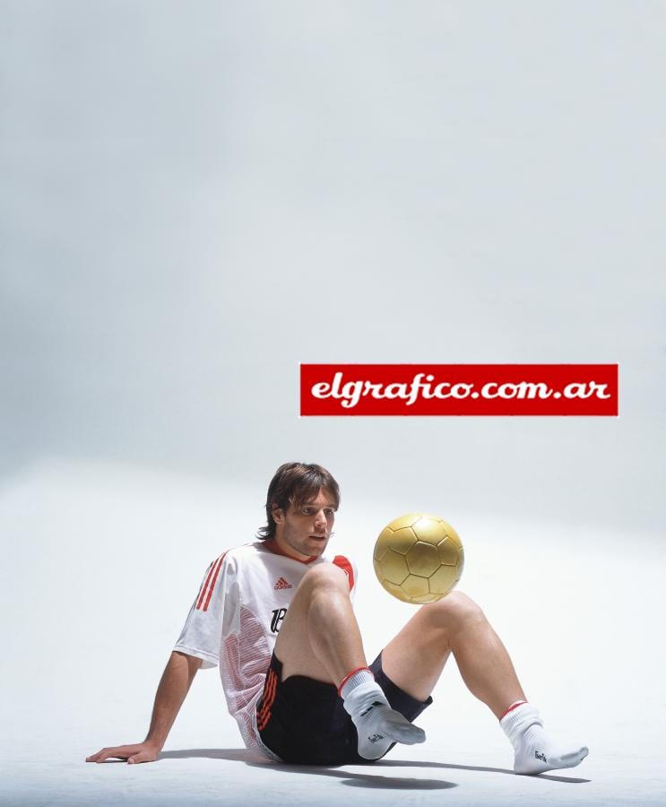Imagen Distendido en la producción fotográfica de El Gráfico. Humilde y goleador.