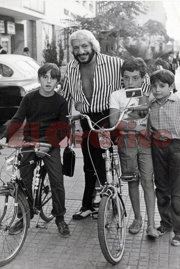 Imagen Karadagian y un grupo de chicos admiradores del campeón, hacia abril de 1972