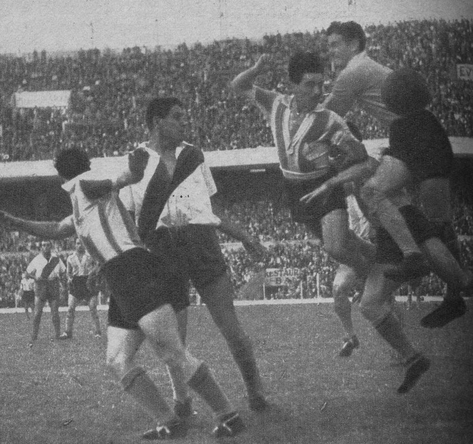 Cabecea Pizzuti en un córner, junto a Carrizo, pero la pelota irá afuera.
