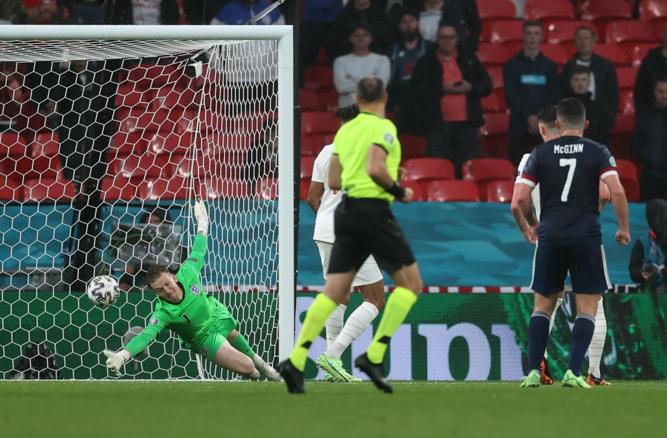 Imagen Jordan Pickford se lució en el primer tiempo con esta brillante salvada tras el disparo de Stephen O'Donnell. Foto: @EURO2020