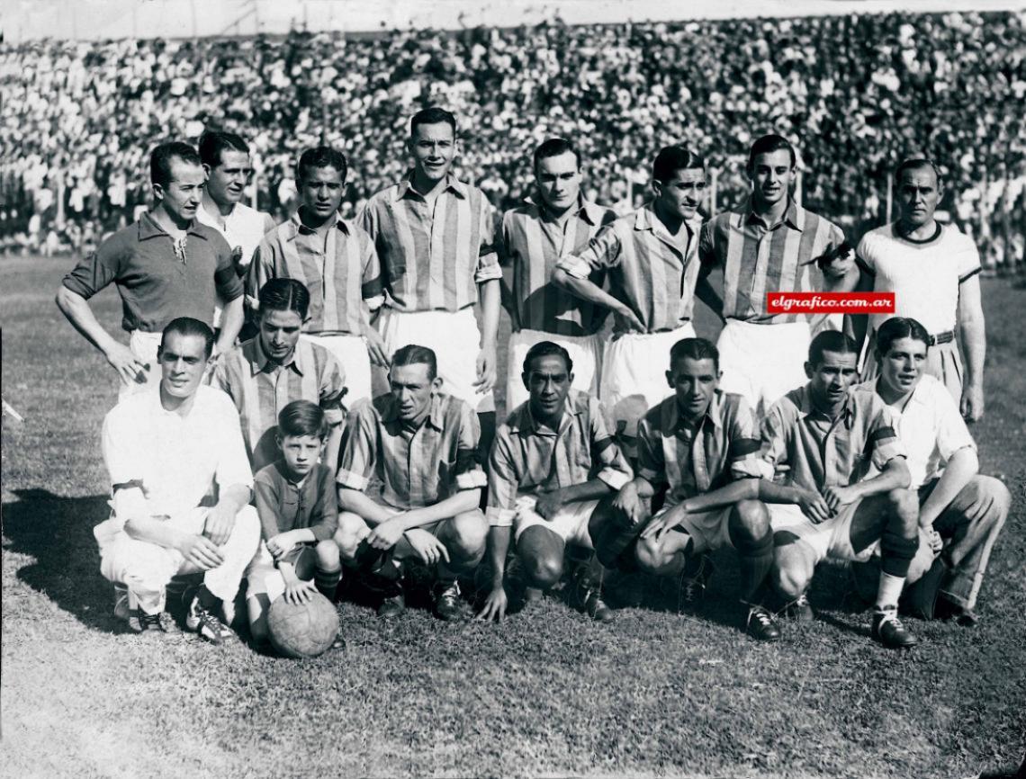 Imagen El primer campeonato de San Lorenzo en la era profesional. Lema, Pacheco, Brizuela, Bellomo, Baigorria y Wilson, arriba. En la fila de abajo posan Magan, Cantelli, Petronhilo do Brito, Diego García y Arrieta. Pelearon mano a mano con Gimnasia, River y Boca. A lo Ciclón, al final fueron campeones.