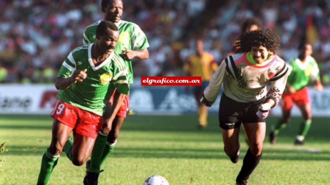 Imagen Higuita frente a Camerún en el Mundial 90, es el momento en el cual comete uno de los errores más recordados de su carrera.