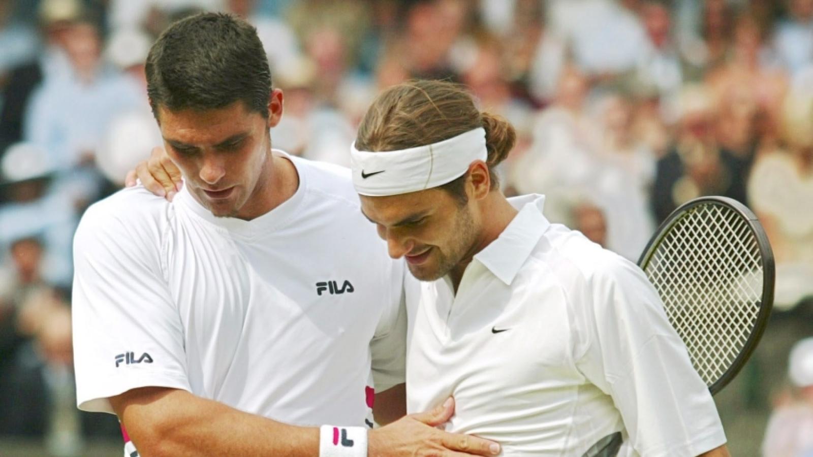 Imagen Mark Philippoussis y Roger Federer, tras la final de Wimbledon 2003.