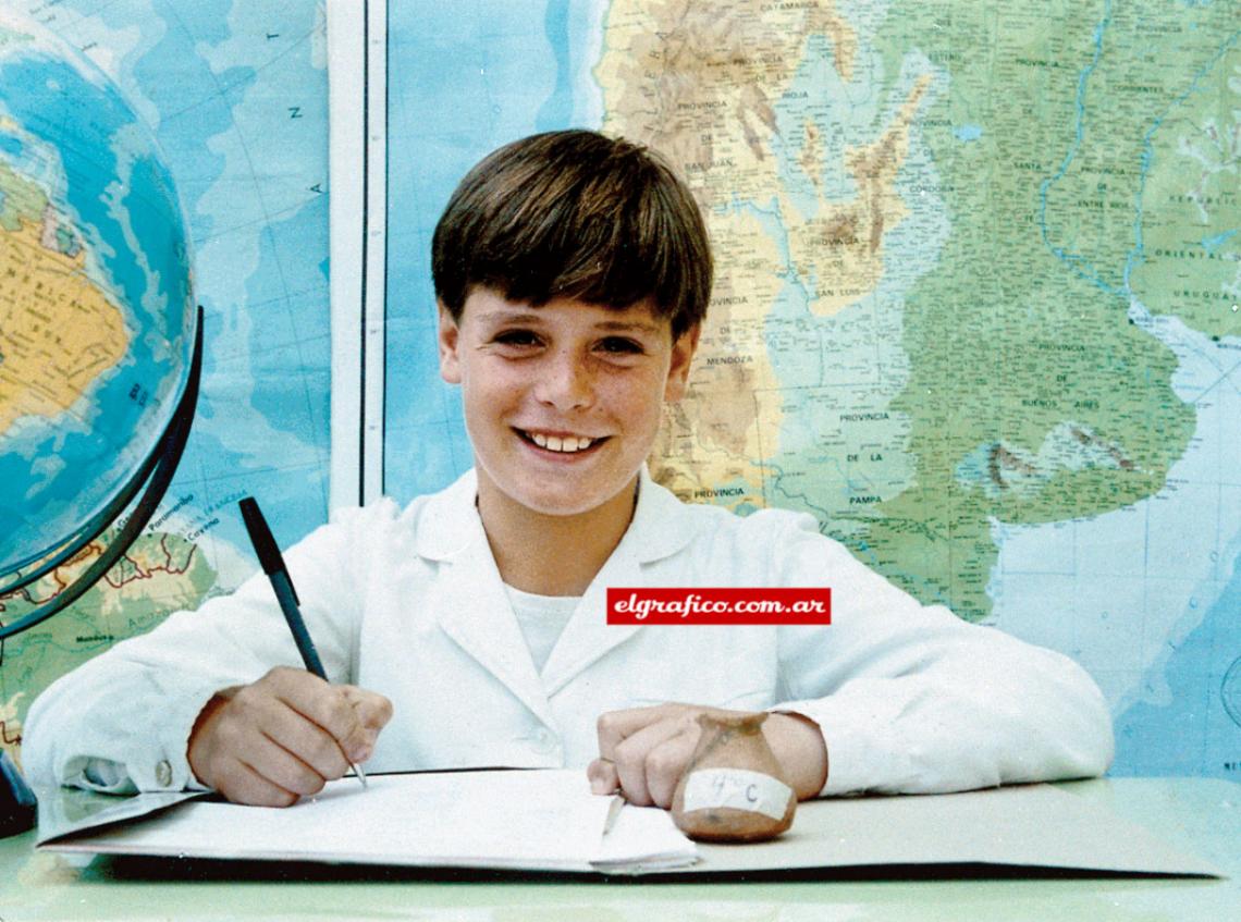 Imagen Archivo del alumno Fernando, que parece tener la sonrisa dibujada, como si ya lo apuntaran todos los flashes. 