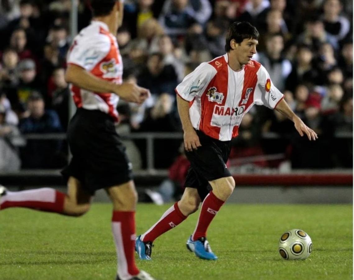 Imagen La primera vez de Lionel Messi como jugador en la cancha de Newell's fue en 2009 en el partido a beneficio de la Fundación PUPI (Infobae)
