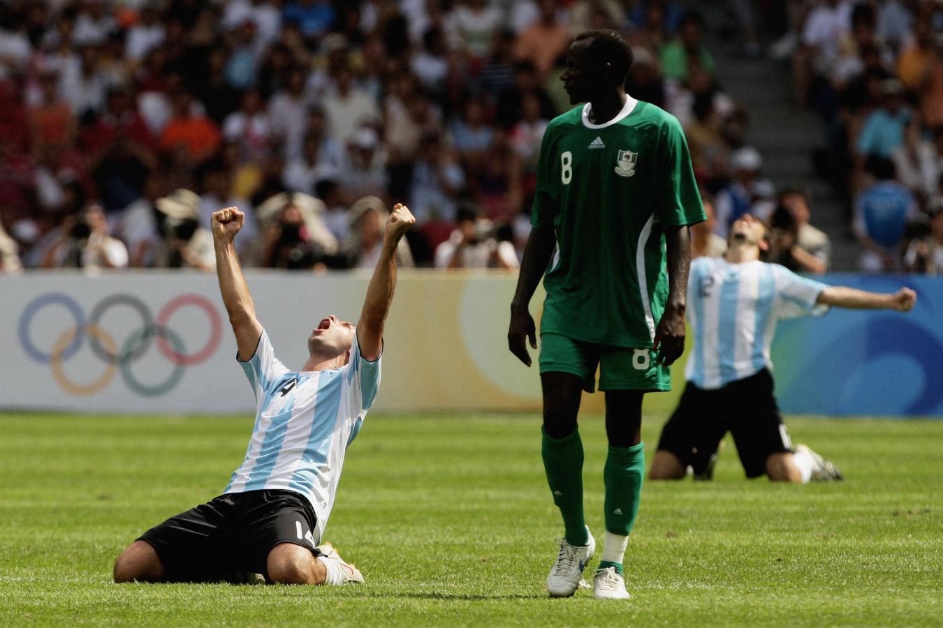 Imagen Mascherano, arrodillado en el césped, tras ganar el oro en Beijing.